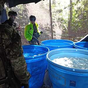 Policía encontró varios tanques de agua en megalaboratorio de cocaína en Putumayo.