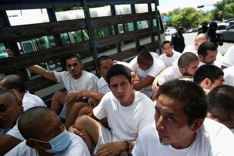 La denuncia dice que se han detenido 152 personas de manera arbitraria en el afán de acabar las pandillas en El Salvador. Foto: Reuters/José Cabezas.