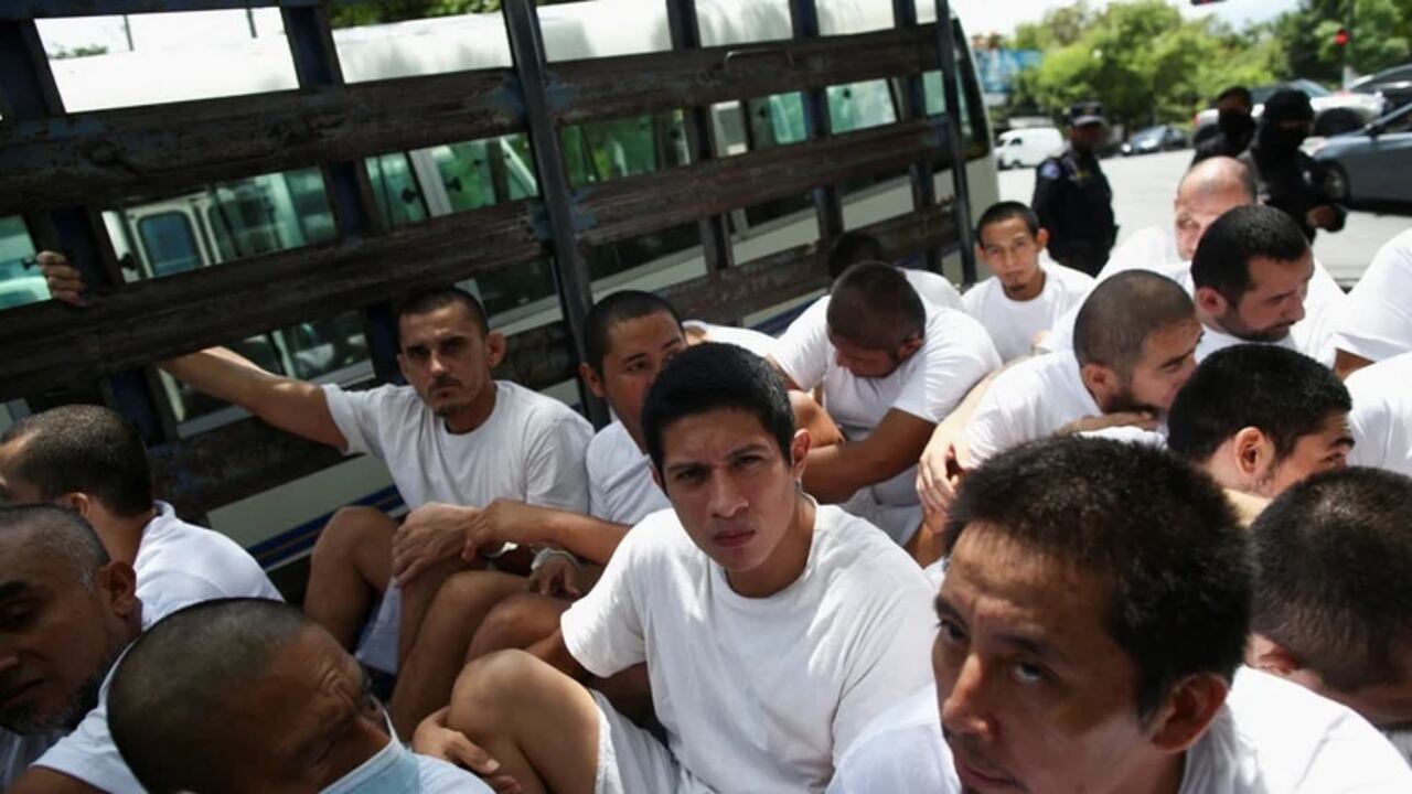 La denuncia dice que se han detenido 152 personas de manera arbitraria en el afán de acabar las pandillas en El Salvador. Foto: Reuters/José Cabezas.