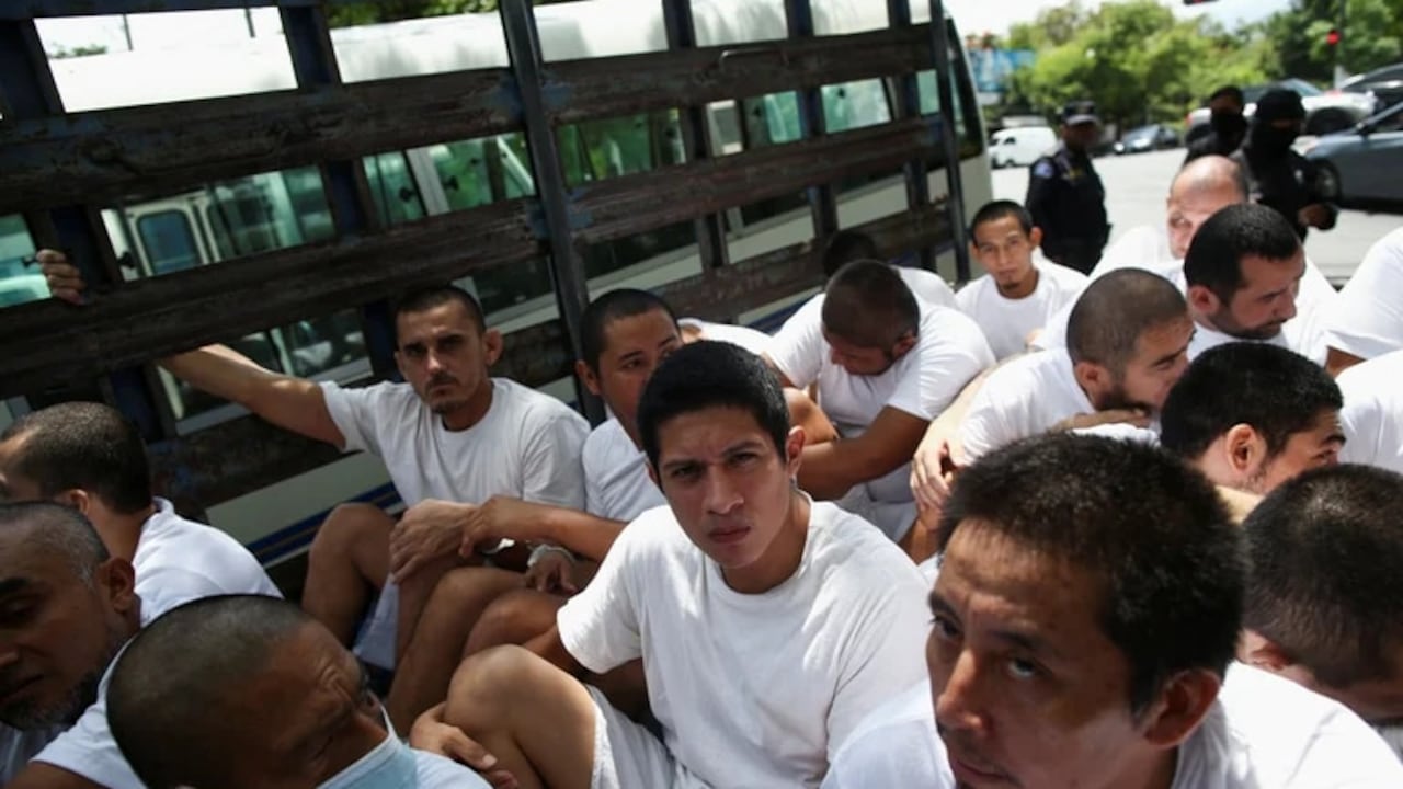 La denuncia dice que 152 personas han sido detenidas de manera arbitraria en el afán de acabar las pandillas en El Salvador. Foto: Reuters/José Cabezas.