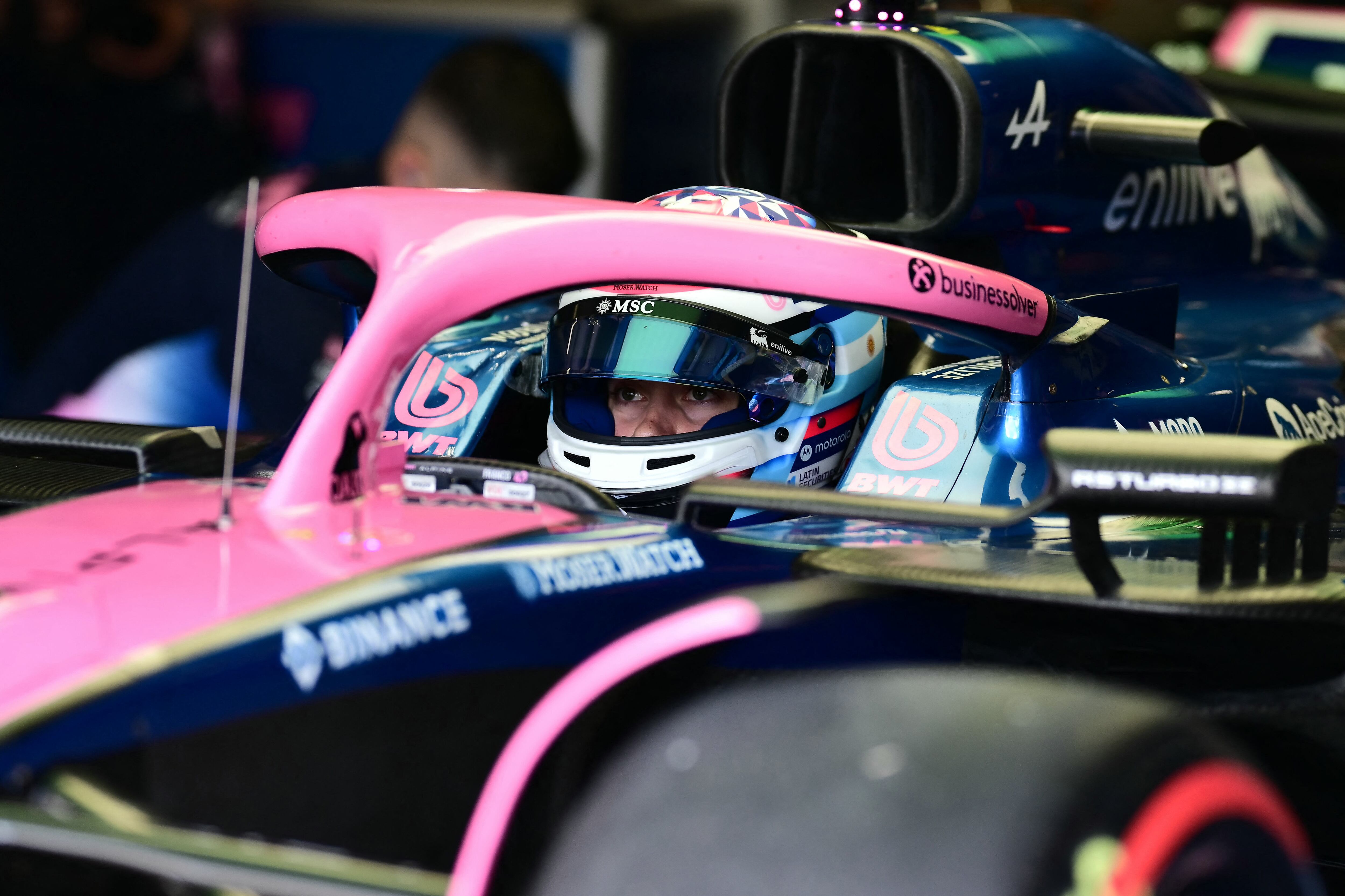 El piloto argentino de Alpine, Franco Colapinto, sale del box durante una sesión de prácticas para el Gran Premio de Fórmula Uno de Emilia Romagna 2025.