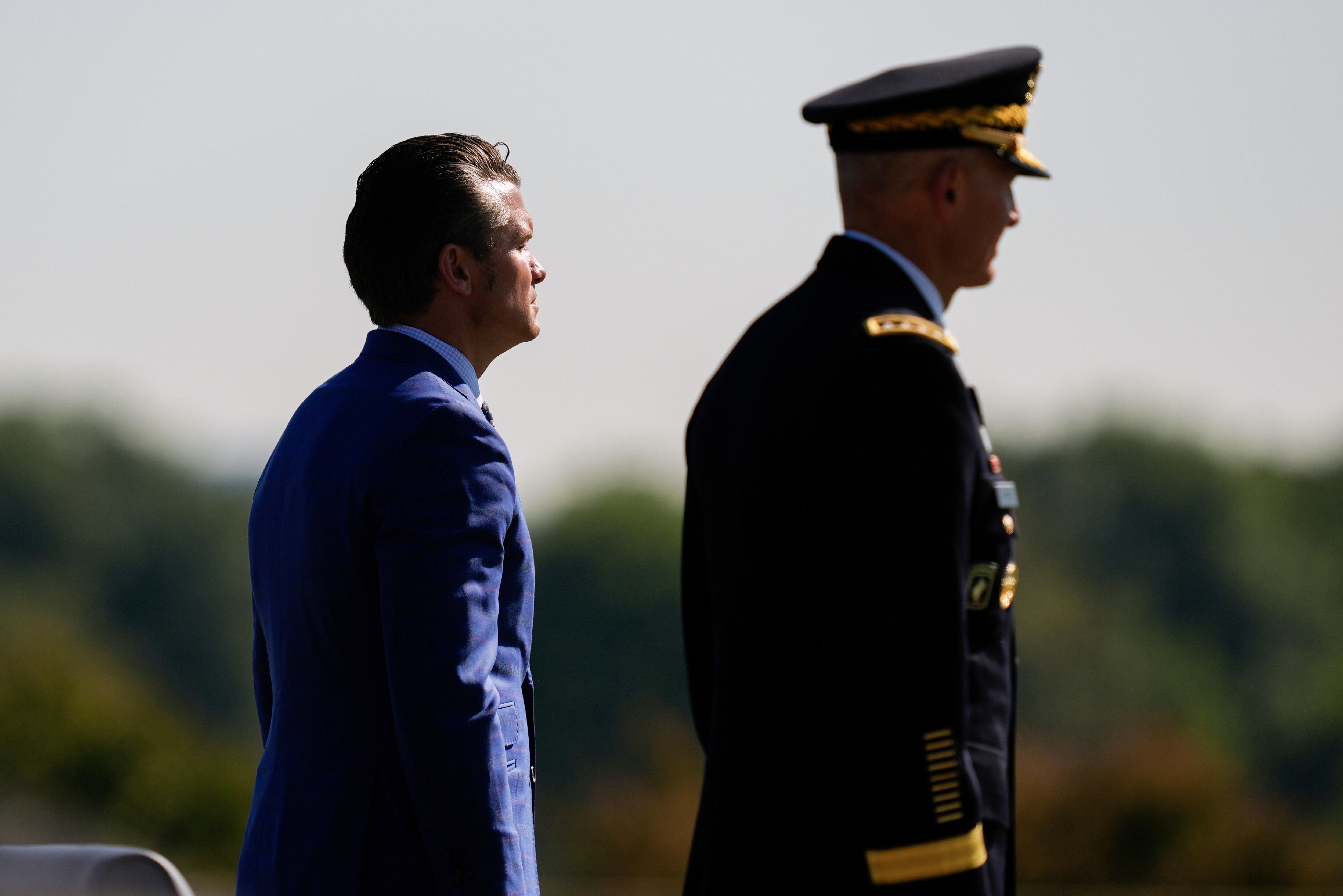 El secretario de Defensa, Pete Hegseth (izquierda), y el jefe del Estado Mayor del Ejército, general Randy George.