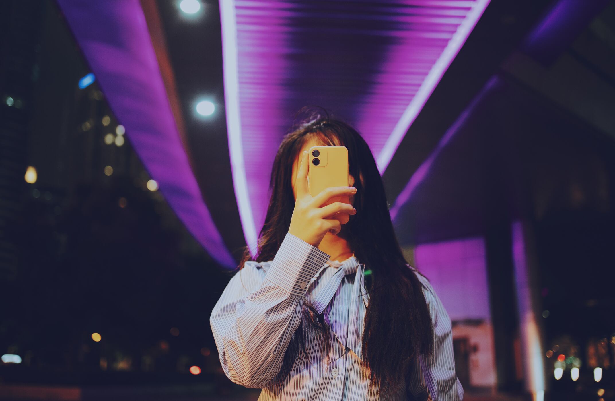 Una mujer utilizando su celular - Imagen de referencia