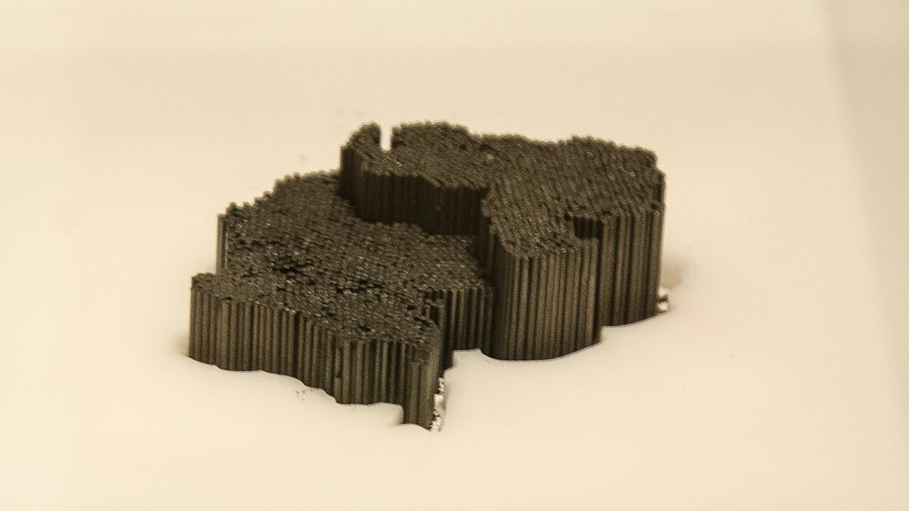 Yosman Botero Gómez. Alternancia. Escultura móvil con minas de grafito y motor, 30 x 30 x 30 cm. 2017