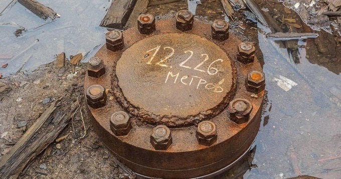 Tapa metálica que cubre el pozo.