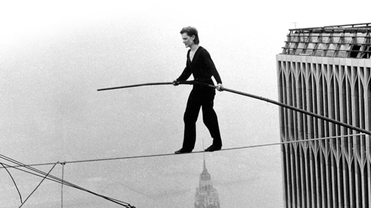 Petit paralizó Nueva York en 1974, cuando llevó a cabo el conocido 'crímen artístico del siglo XX', caminar entre las Torres Gemelas, en su punto más alto, por 45 minutos.