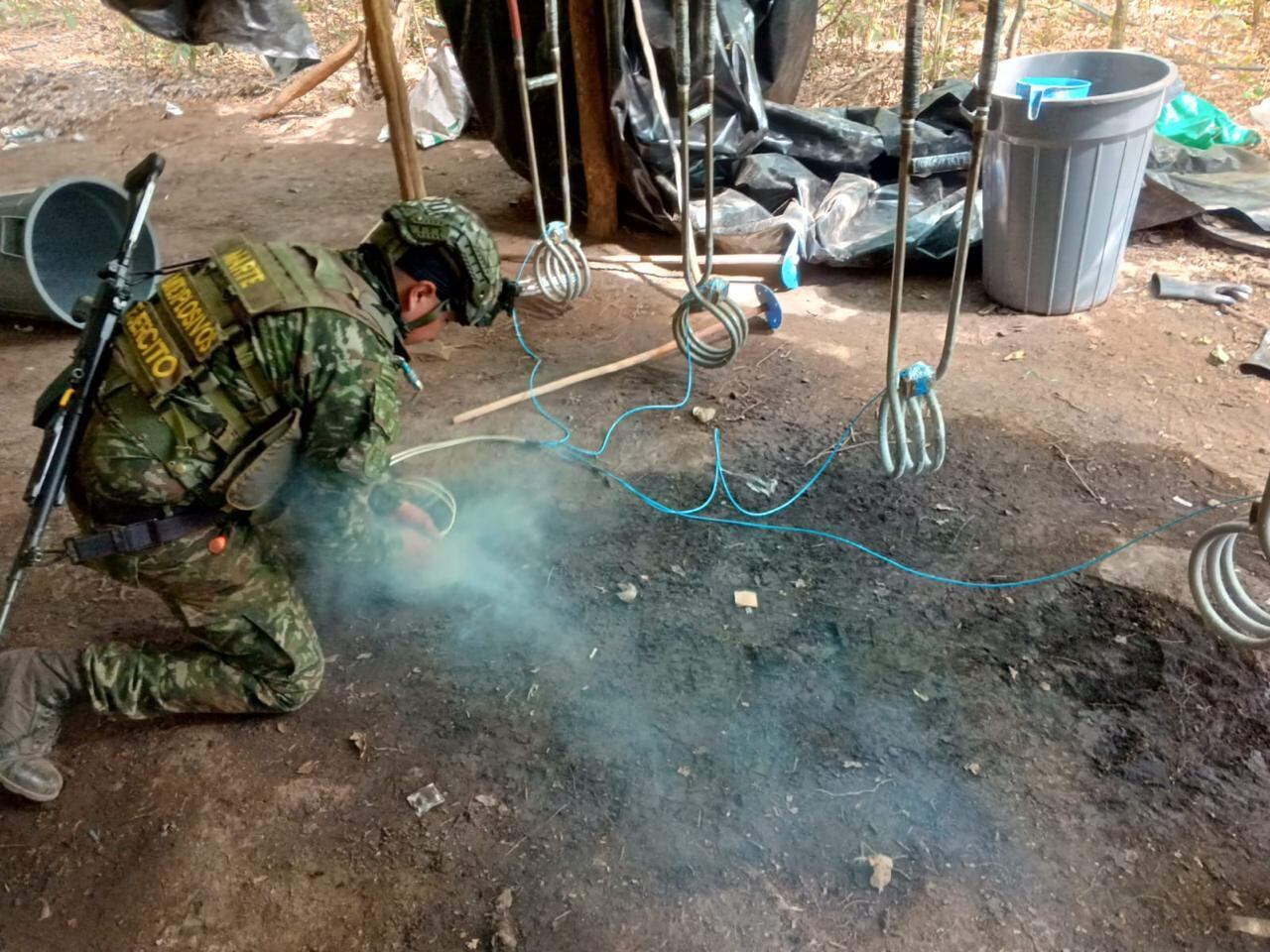 Uniformados en medio de la operación militar.