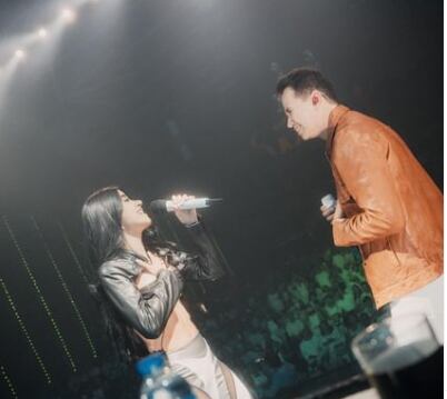 Jenny López y Jhonny Rivera en concierto, después de confirmar su relación amorosa.