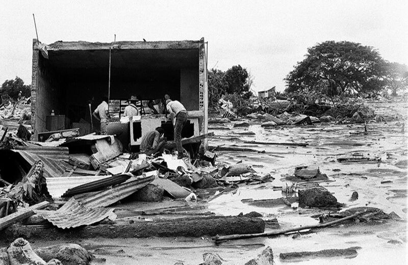 El 14 de noviembre, un día después de la tragedia, personas provenientes de lugares cercanos buscaron enseres dentro de las casas que no fueron destruidas en su totalidad. No faltaron los amigos de lo ajeno.
