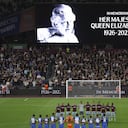 Los futbolistas de West Ham y FCSB Steaua Bucharest guardan un minuto de silencio por la muerte de la reina Isabel II de Inglaterra antes de un juego del Grupo B de la Europa League, en el Estadio de Londres, en Londres, el 8 de septiembre de 2022. (AP Foto/Ian Walton)