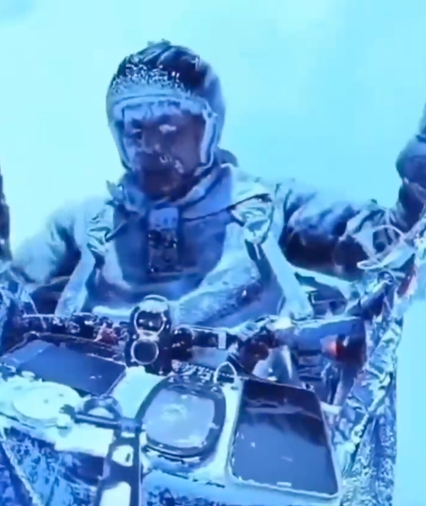 Un altímetro y un sensor de temperatura dentro del parapente registraron todos los datos del vuelo.