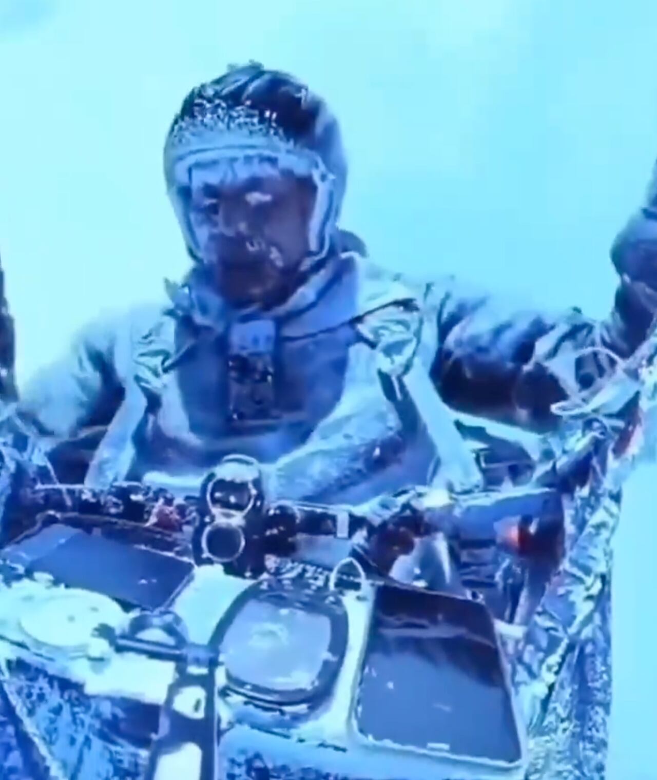 Un altímetro y un sensor de temperatura dentro del parapente registraron todos los datos del vuelo.