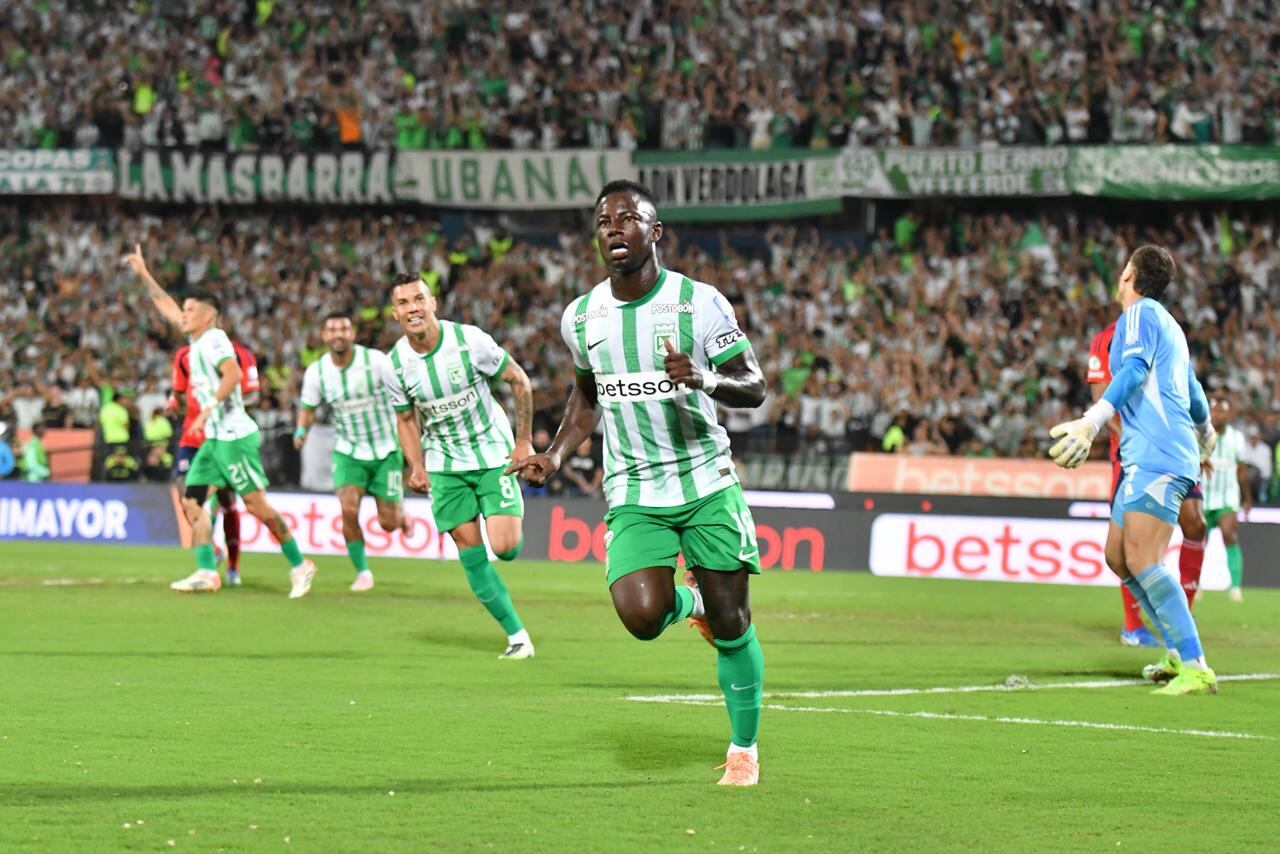 Marino Hinestroza celebrando uno de sus goles en el clásico paisa.