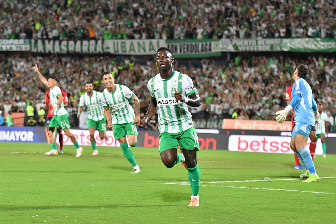 Marino Hinestroza celebrando uno de sus goles en el clásico paisa.