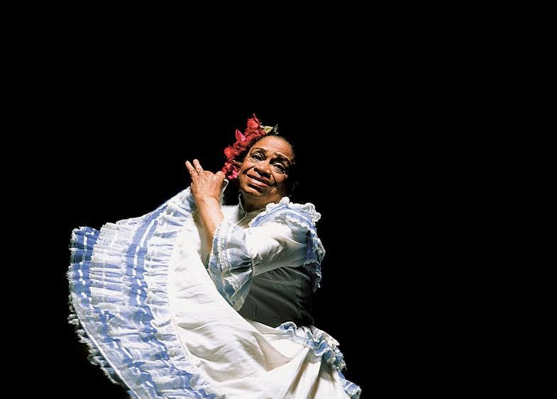 Delia cursó danza y baile en la Universidad Nacional, tuvo formación en artes plásticas y organizó su grupo de ritmos y danzas folclóricas.