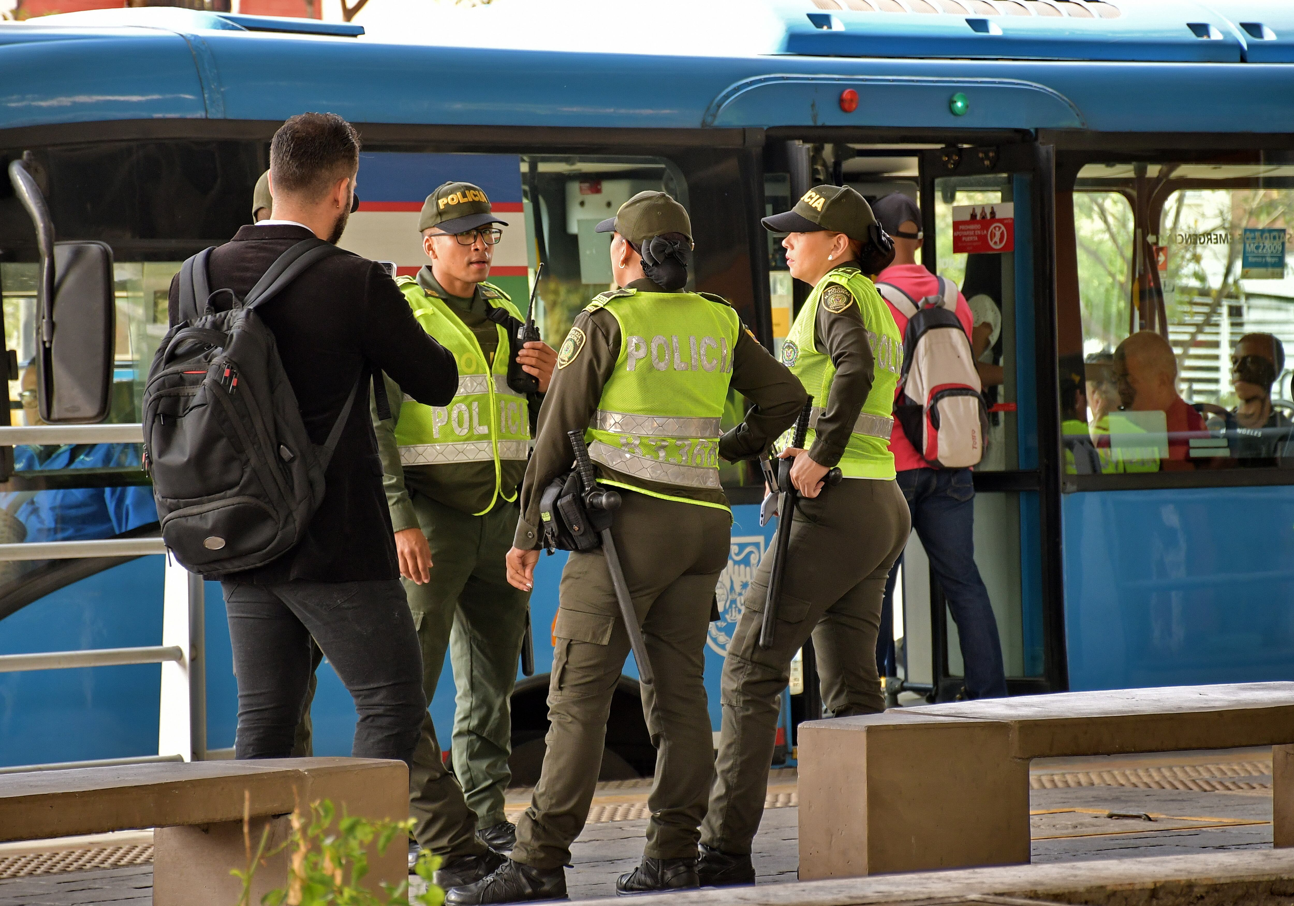 Colectivos de usuarios y concejales están cuestionando que en el convenio firmado para la seguridad del MÍO se están invirtiendo recursos en compras innecesarias: cerca de $ 950.000 millones en computadores, licencias de Office, un sistema de sonido y chalecos antibalas. Expertos en seguridad dicen que todo esto sí es necesario. Fotos Raúl Palacios / El PAis / 26 Julio del 2023 Cali.
