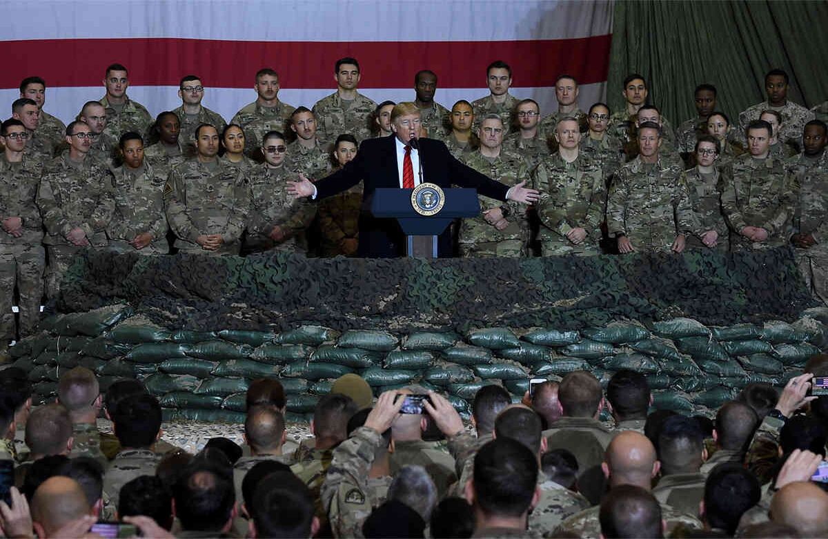 El presidente de Estados Unidos, Donald Trump, habla con las tropas durante una visita sorpresa en el Día de Acción de Gracias en Bagram Air Field, Afganistán, el 28 de noviembre de 2019. (Foto: Olivier Douliery / AFP)
