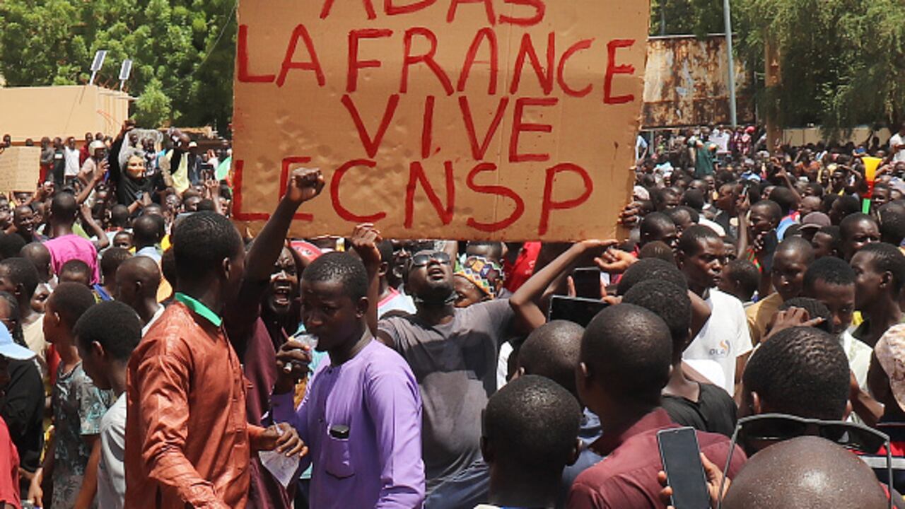 Los manifestantes participan en una marcha en apoyo de los golpistas en la capital, centrada en un cartel que dice "Abajo Francia, viva el CNSP" ("Consejo Nacional para la Protección de la Patria").