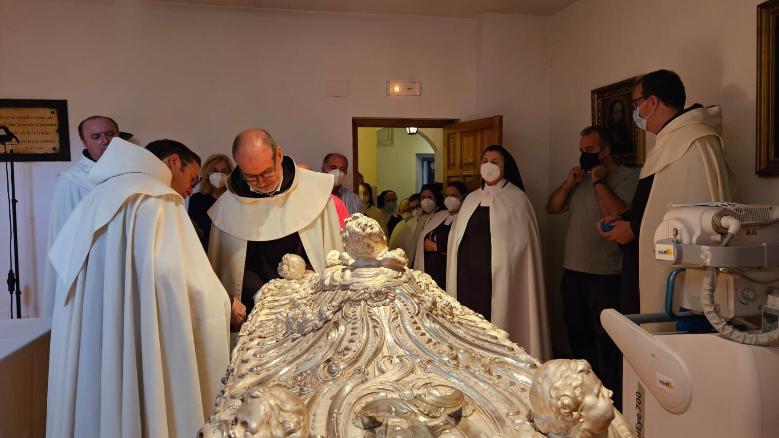 El cuerpo de Santa Teresa de Ávila, fallecida hace cinco siglos, ha sido hallado incorrupto, según informa la Diócesis de Ávila.