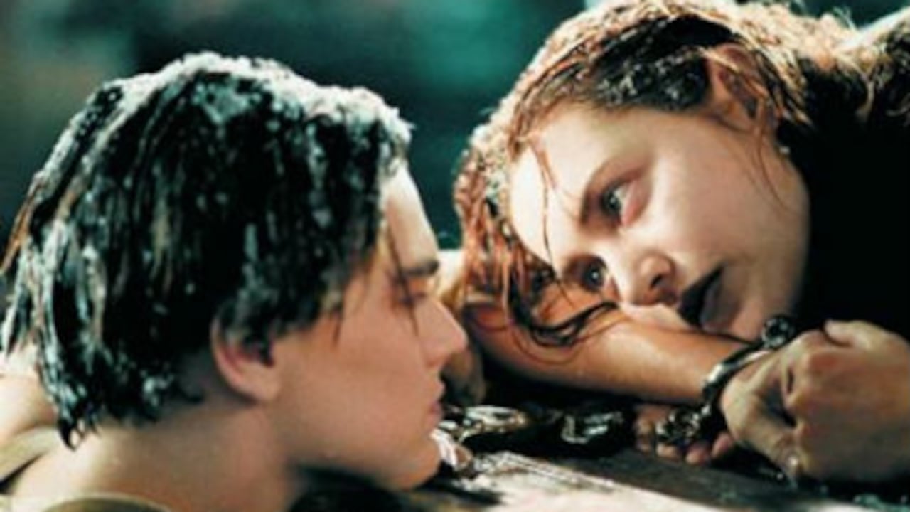 Los dos enamorados cabían en una tabla con las mismas medidas que la que se empleaba en la película y la flotabilidad de la misma aumentaba si se ataba a ella un salvavidas como el que tenía Rose.