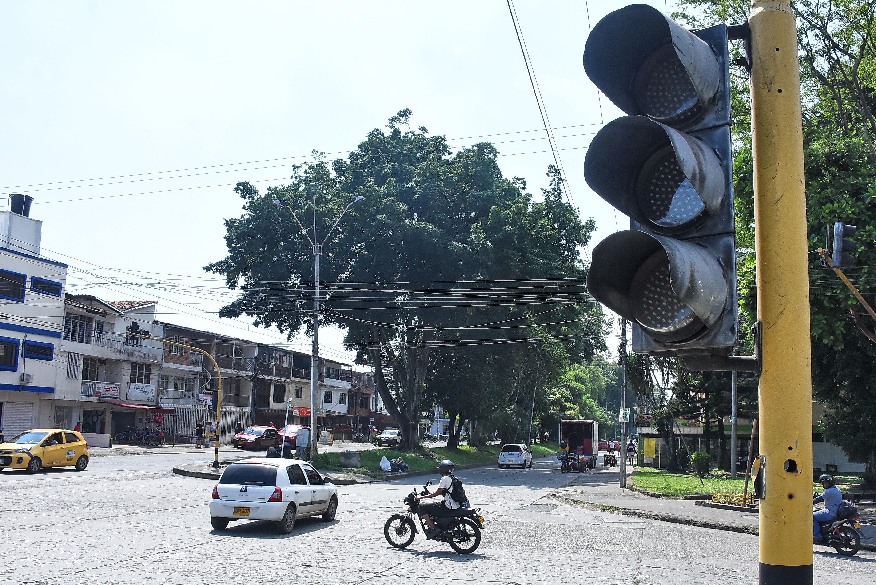 Semáforos sin funcionamiento Calle 14 con Cra 34.