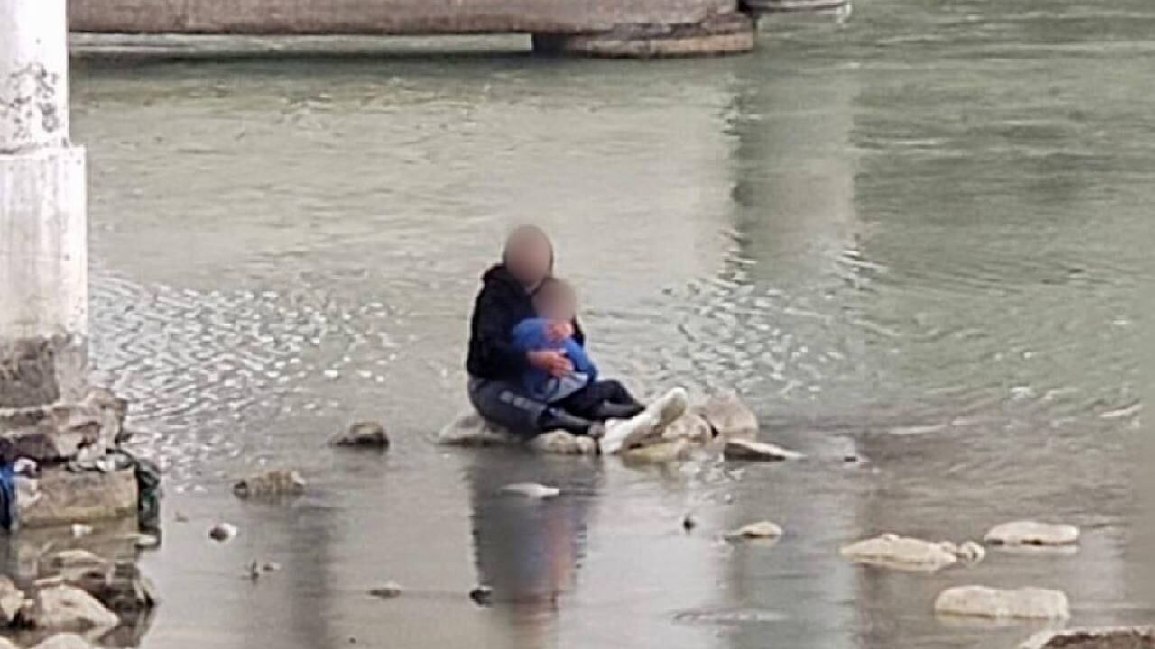 El Instituto Nacional de Migración mexicano (INAMI) dijo que la mujer y su hijo de 5 años en temperaturas bajas, en un intento por llegar a EE.UU.