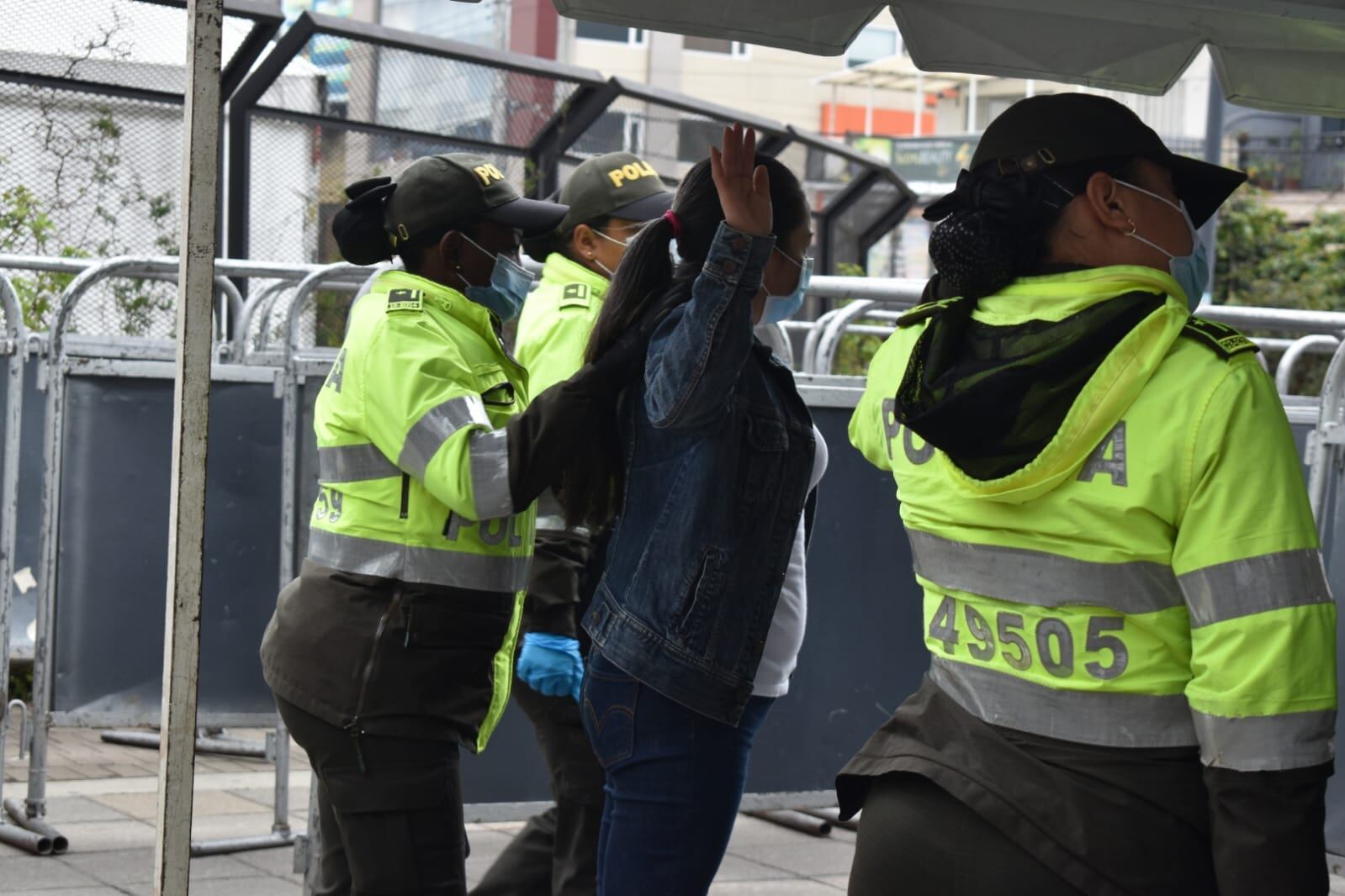 Votación, voto, elecciones, gente votando, urnas, puesto de votación, mesa en Bogotá, Corferias Policia