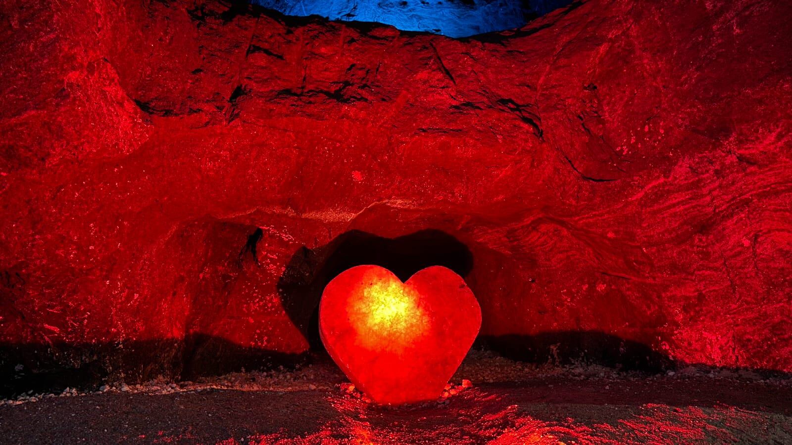 Al interior de la mina destaca la Cámara del Pálpito donde se encuentra la halita más grande del mundo tallada en forma de corazón.