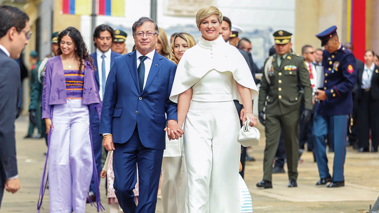 Gustavo Petro llegó a su posesión de la mano de su esposa, Verónica. Ella lució un enterizo de Virgilio Madinah.
