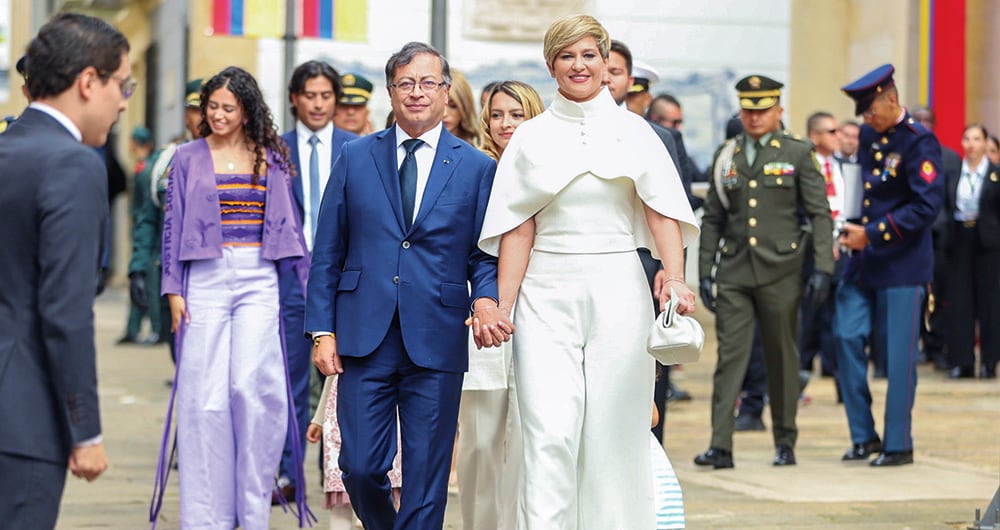 Gustavo Petro llegó a su posesión de la mano de su esposa, Verónica. Ella lució un enterizo de Virgilio Madinah.
