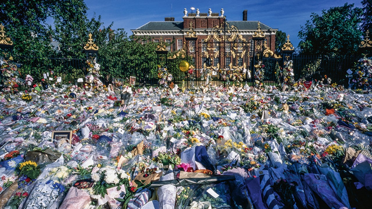 El programa revive cómo el dolor por Diana se reflejó en el tapete de flores que sus fanáticos tendieron ante el Palacio de Kensington.