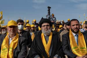 Hashim Safi Al Din (centro), líder de Hezbollah y primo materno de Hassan Nasralla, Secretario General de Hezbollah, se sienta en la primera fila antes de su discurso en el mitin del partido político de Hezbollah el 13 de mayo. 2022 en Baalbek, en el valle de Bekaa, Líbano.