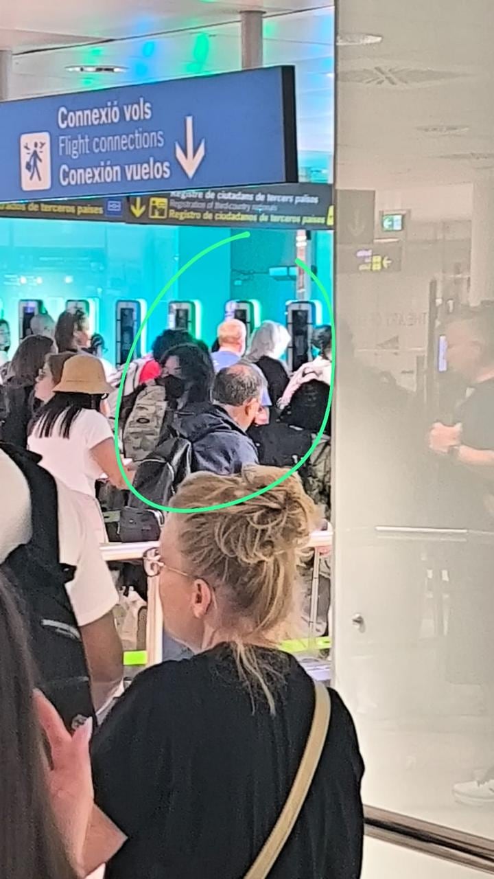 El candidato presidencial en el aeropuerto de Barcelona.
