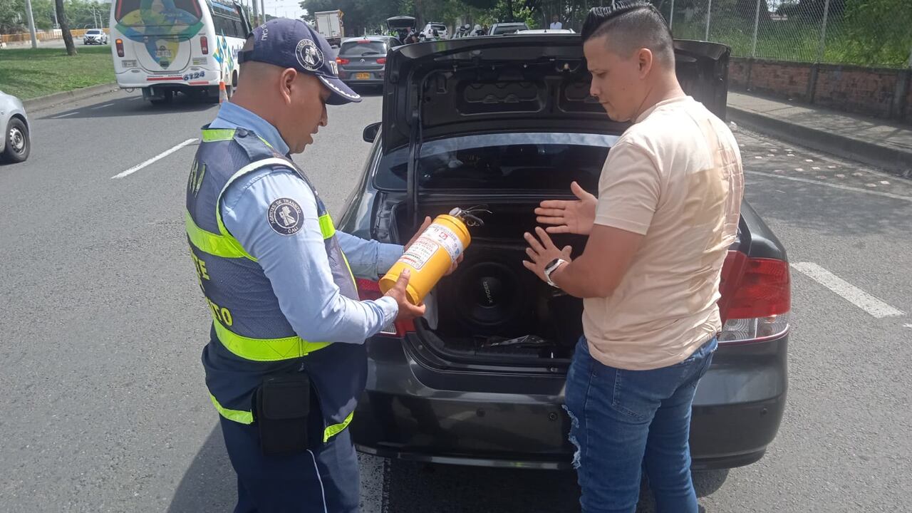 Llevar el 'kit de carreteras' completo es una de las exigencias que están revisando los agentes de tránsito.