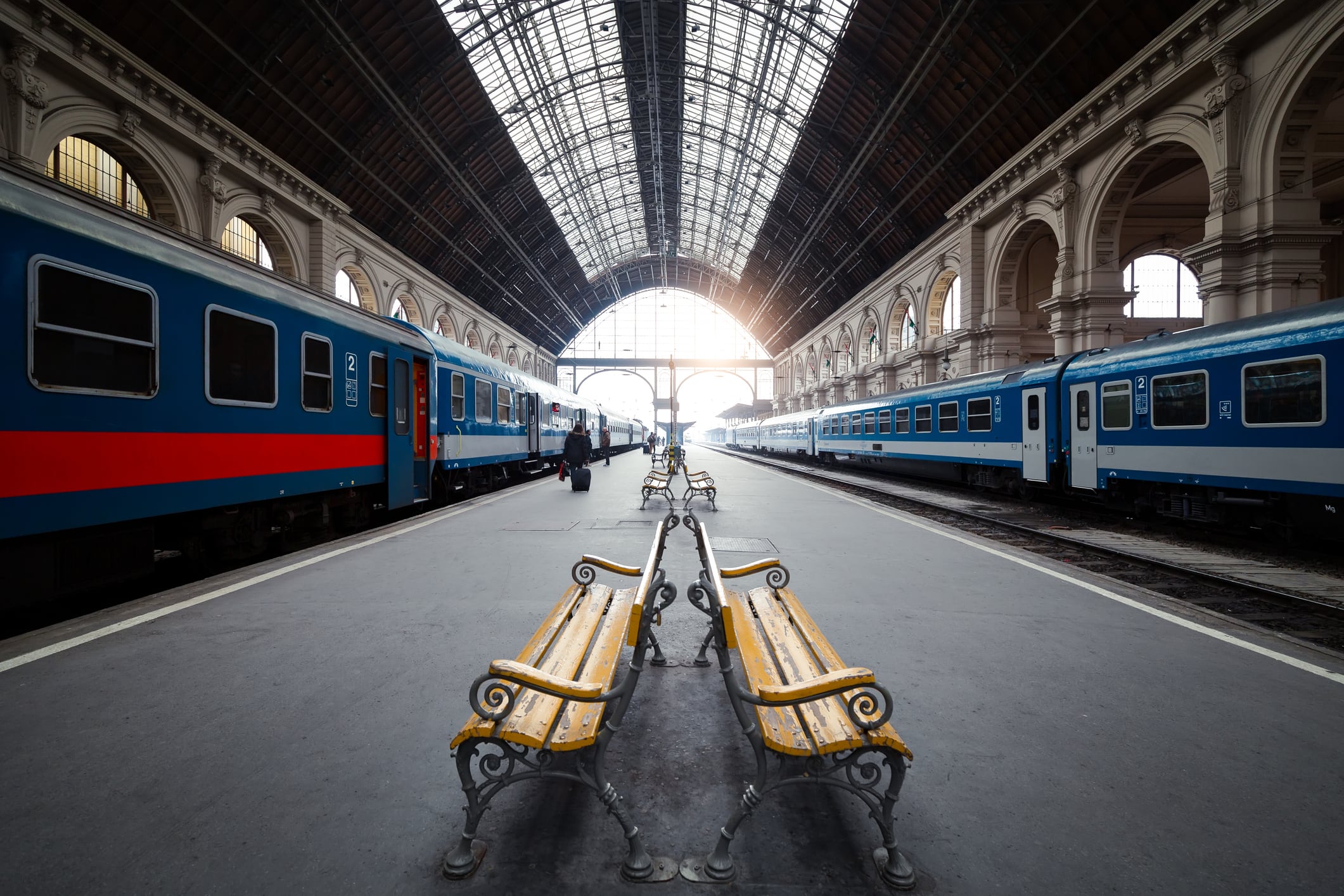 Fundada en 1884, Budapest Keleti, o estación de tren del este, es la principal puerta de entrada a la capital de Hungría, así como el centro de transporte más concurrido del país. Según las estadísticas, diariamente llegan y salen de la estación unos 410 trenes.
