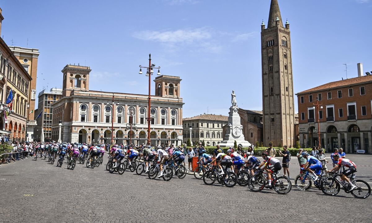 Athletes pedal during the 11th stage of the Giro d’Italia cycling race, from Santarcangelo di Romagna to Reggio Emilia, Italy, Wednesday, May 18, 2022. (Fabio Ferrari/LaPresse vía AP)
