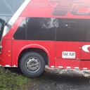 El conductor sigue atrapado en el bus.