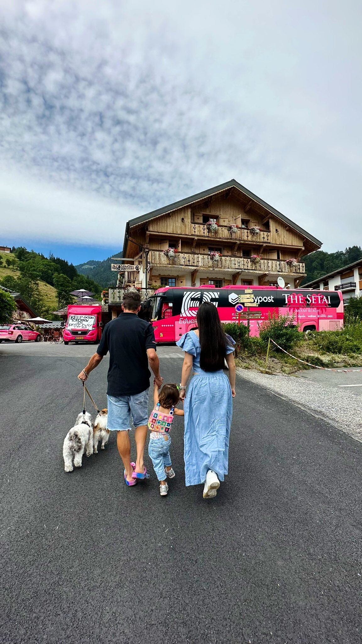 Rigoberto Urán junto a su familia en el día de descanso en el Tour de Francia.
