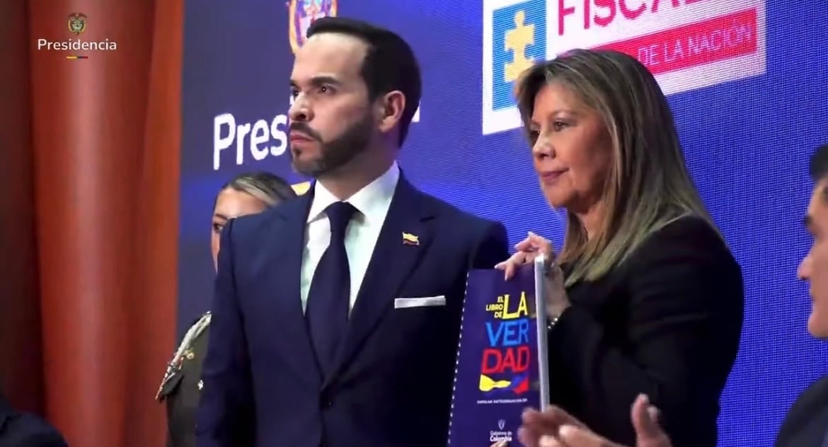 Abelardo De La Espriella entregó a la Fiscalía el libro de la verdad sobre hechos de corrupción del gobierno de Gustavo Petro.