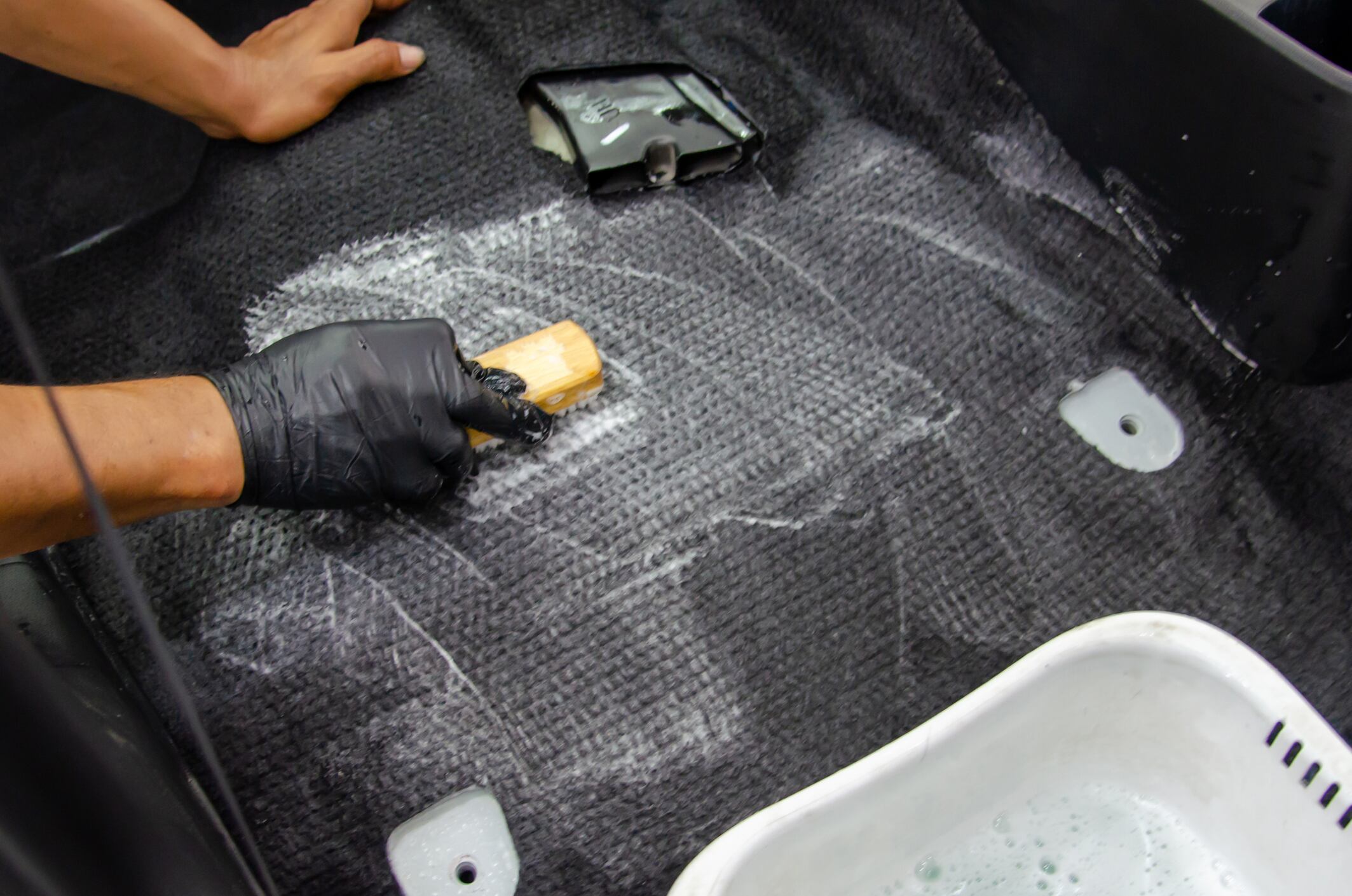 ¿Se pregunta cómo deshacerse de esas manchas de grasa persistentes en los tapetes de carro? Aquí se lo contamos.