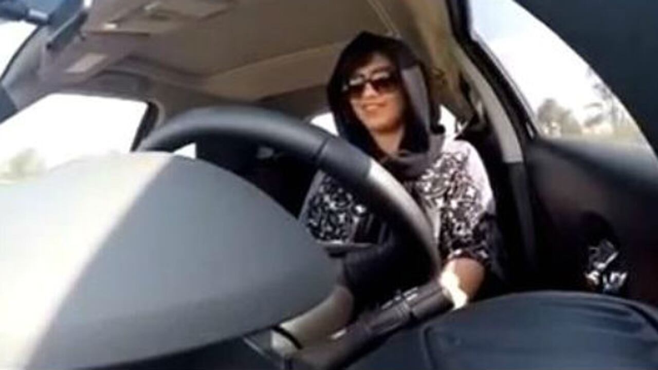 Imagen de un video del 30 de noviembre publicado por Loujain al-Hathlou, en el que se le ve manejando hacia la frontera entre Emiratos Árabes y Arabia Saudita.