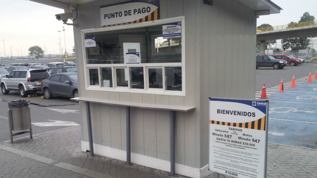 Parqueadero de la terminal aérea de Bogotá.