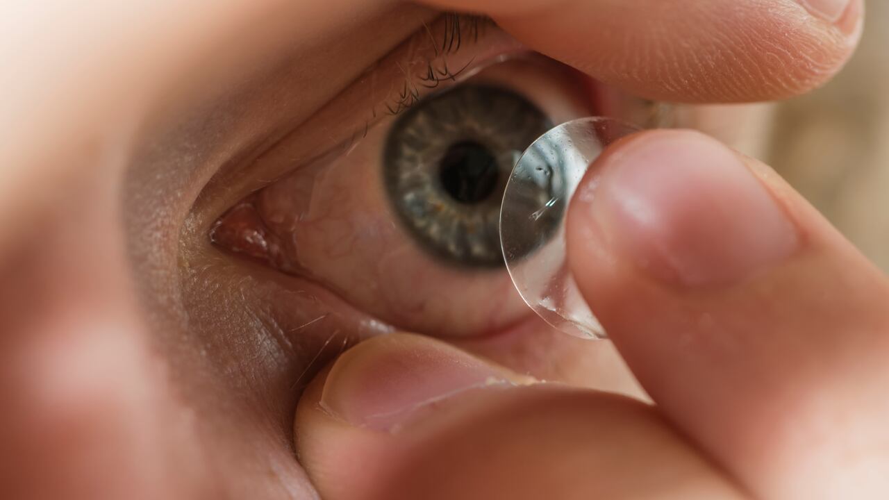 Los lentes de contacto son discos delgados y transparentes de plástico que se usan en el ojo para mejorar la visión.