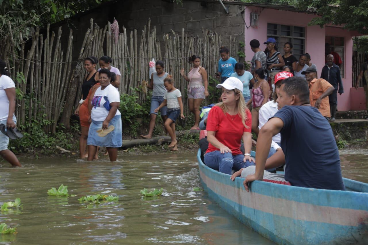 Gobernadora del Atlántico recorrió zonas damnificadas por las lluvias.