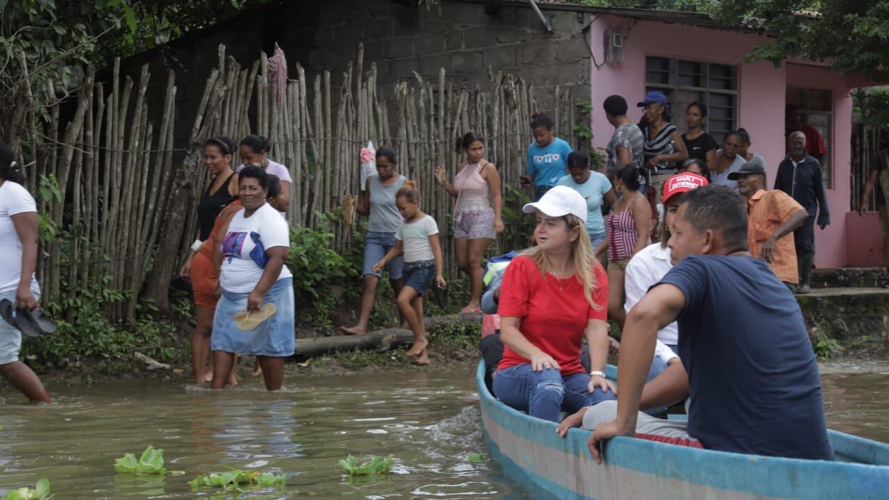 Gobernadora del Atlántico recorrió zonas damnificadas por las lluvias.