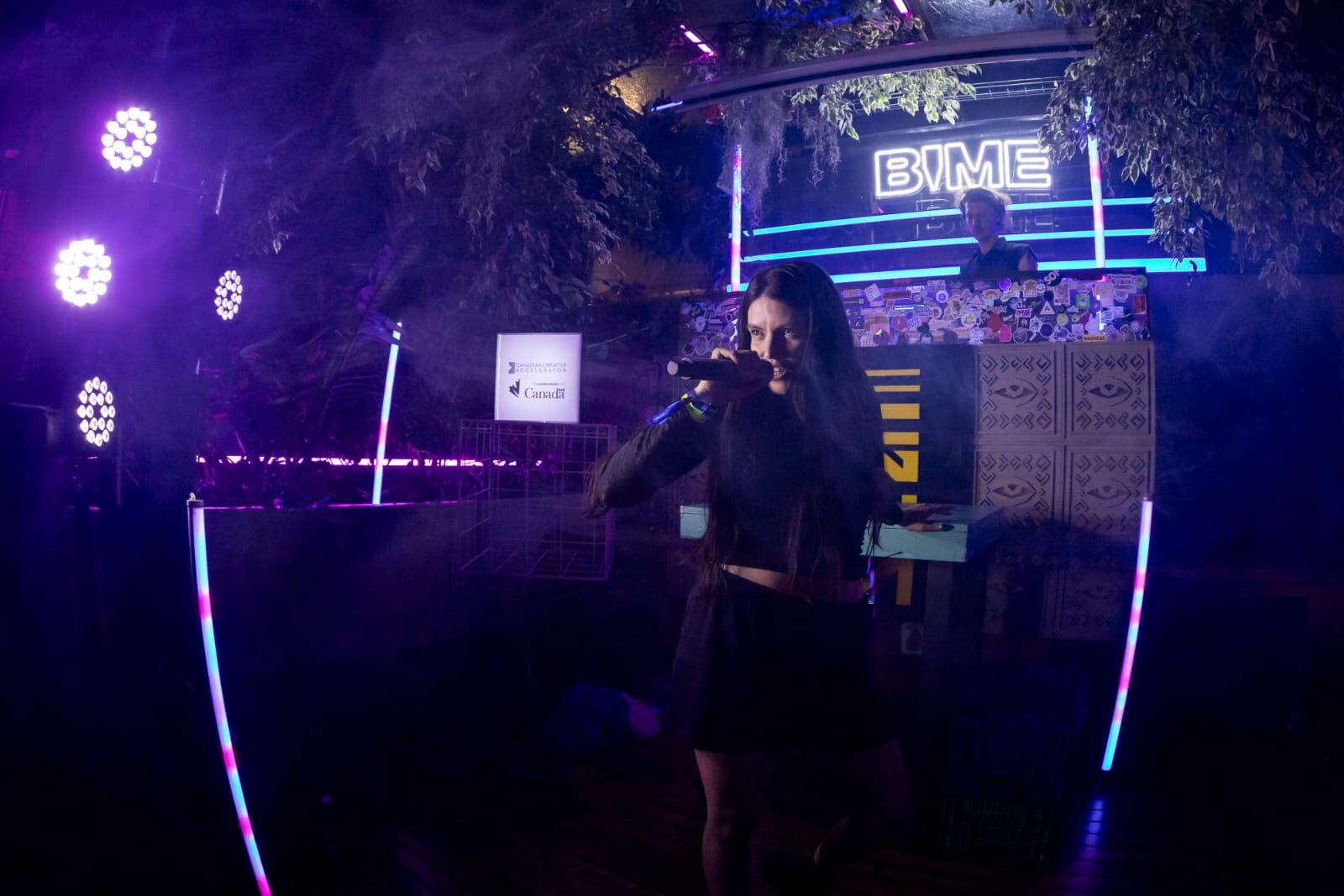 Baby Volcano se hizo dueña de cada rincón del espacio para proyectar su performance musical hipnótico y potente.