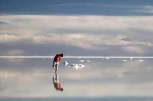 El Salar de Uyuni es el salar más grande del mundo y se encuentra en los departamentos de Potosí y Oruro, en el suroeste de Bolivia.