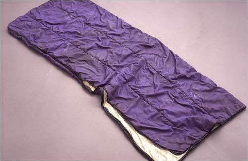 La propuesta de Gavin Turk se ha caracterizado por rechazar la idea del artista genio. En su obra, su firma sólo aparece como un elemento irónico que permite reflexionar sobre ello y sobre situaciones como la fama y la popularidad. En la foto: "Hábitat" (2004).