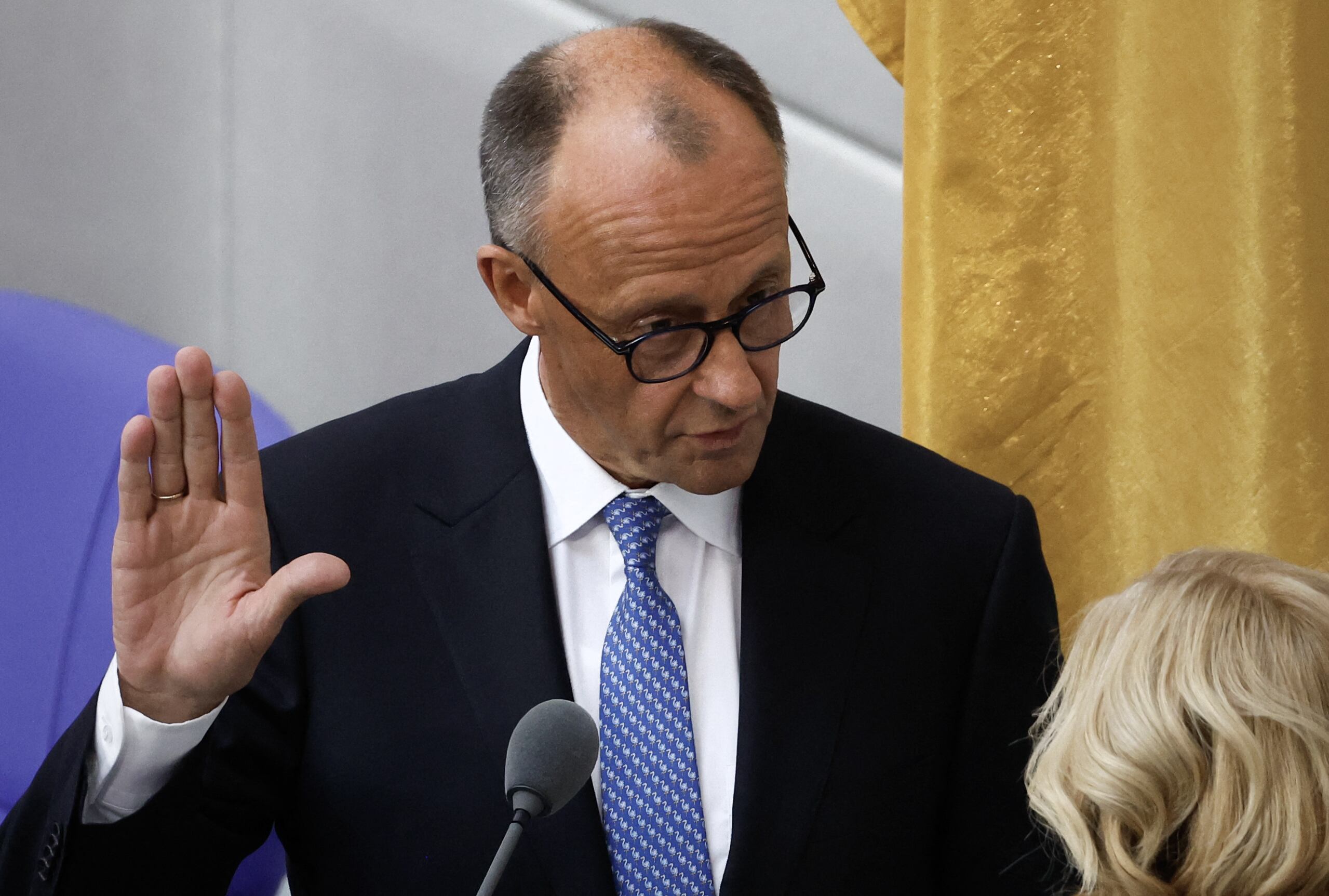 El canciller alemán designado, Friedrich Merz, prestó juramento ante la presidenta del Bundestag (cámara baja del parlamento), Julia Kloeckner.