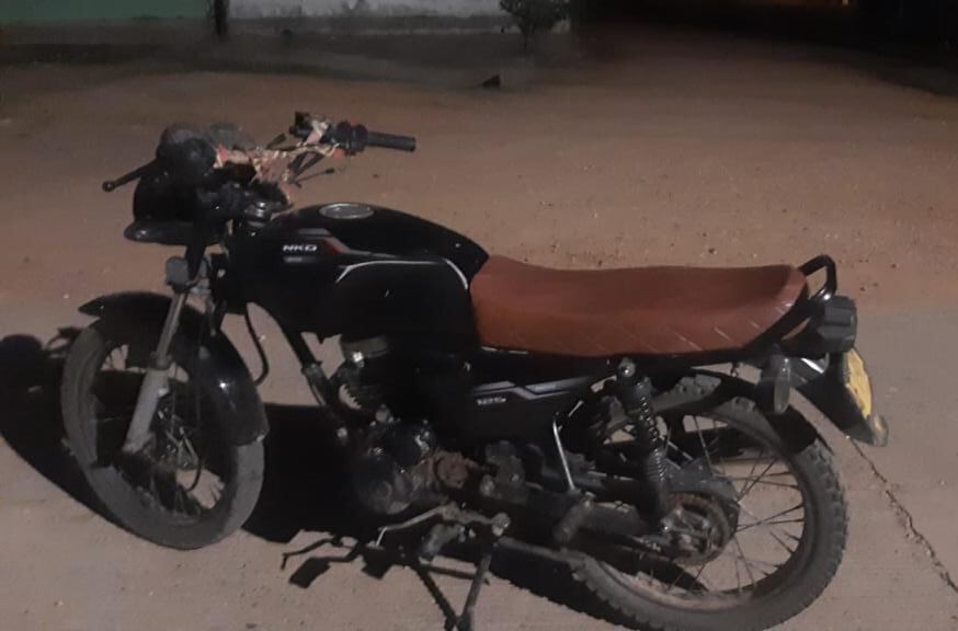 Una de las motocicletas donde se movilizaban los capturados.